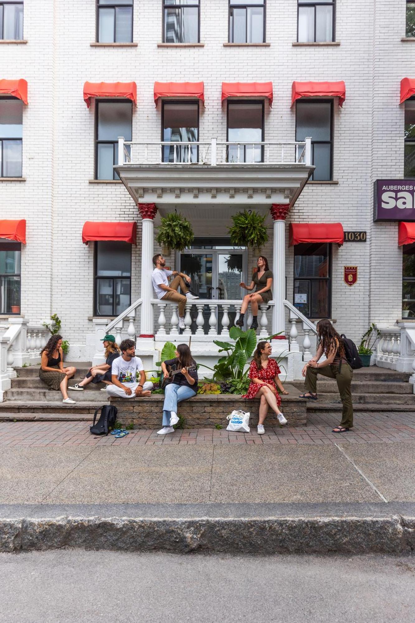 Auberge Saintlo Montreal Hostel Exterior photo